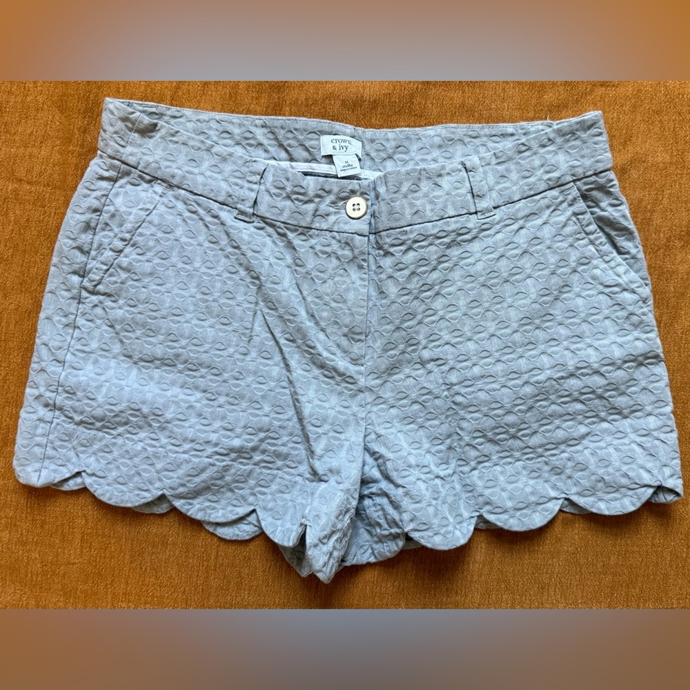 Crown & Ivy Light Gray Scallop Hem Women's Shorts